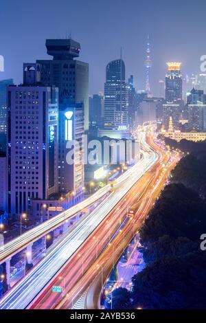 strada sopraelevata di notte in shanghai Foto Stock