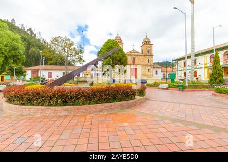 Colombia il parco principale di Nemocon e il tempio di San Francesco d'Assisi Foto Stock