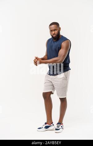 Sport africano uomo esercizio e stretching su sfondo bianco Foto Stock
