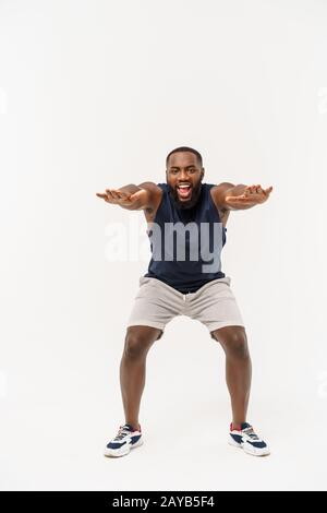 Sport africano uomo esercizio e stretching su sfondo bianco Foto Stock