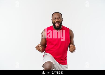 I giovani africani fitness uomo in nero sport indossare il tifo spensierato ed entusiasti. Concetto di vittoria. Foto Stock