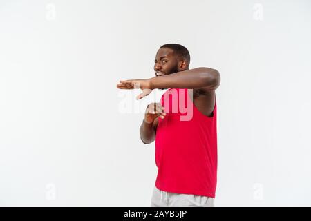 Divertente e giocoso adulto americano africano guy standing in profilo in arti marziali pongono in rilievo con palme, accigliata e fissando. Foto Stock