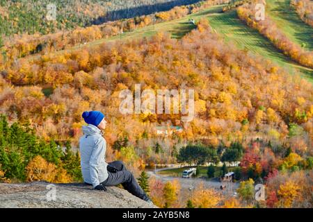 Donna escursionismo a artista Bluff in autunno Foto Stock