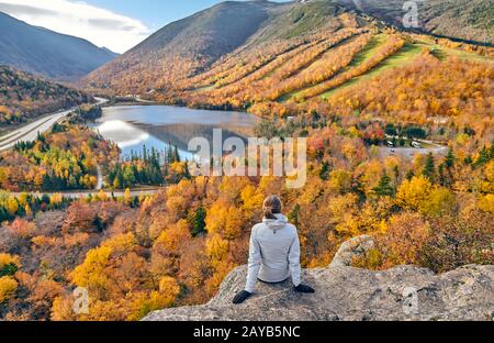 Donna escursionismo a artista Bluff in autunno Foto Stock