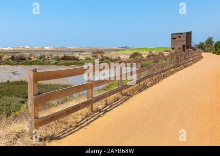 Zona costiera in Portogallo con recinzione sentiero e capanna Foto Stock