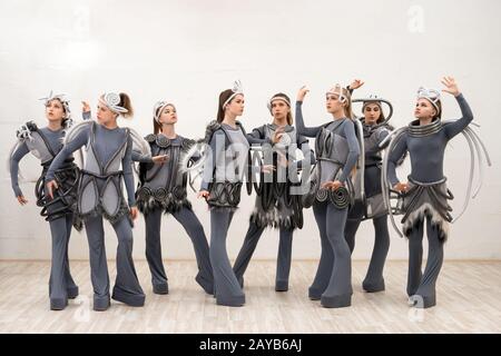 Un gruppo di giovani ballerini in costumi fantastici shot Foto Stock