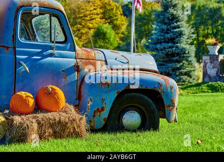 Zucche su un campo agricolo vicino a camion molto vecchio Foto Stock