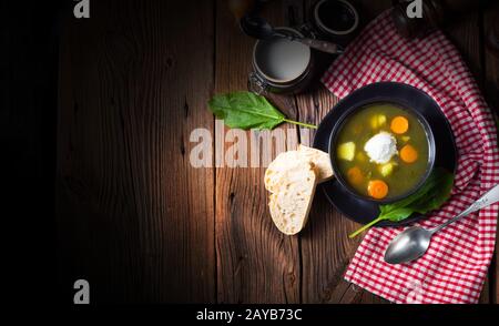 Rustikal Sorrel minestra di patate e crema di latte Foto Stock