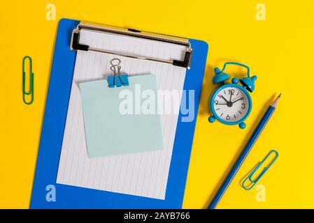 Appunti sottili che tengono carta vuota foglio di nota raccoglitore matita sveglia clip colorato sfondo messaggio promemoria elenca ricette Foto Stock