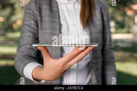 Scena all'aperto con donna in viaggio d'affari per il laptop con touch screen. Concetto di business con la donna sulla scena all'aperto. Foto Stock