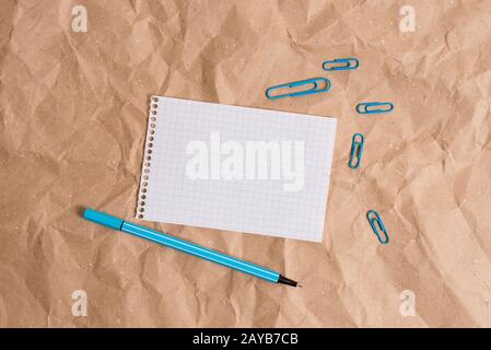 Scrivania in cartone sminuzzato con diversi tipi e formati di carta vuota. Tavolo di papercraft con alcune carte e suppl studio Foto Stock