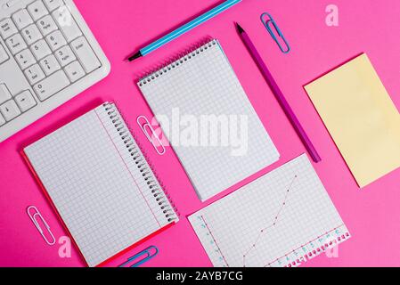 Attrezzature per la scrittura e computer più carta matematica posta su uno sfondo colorato. Stazionario, libro di matematica vicino agli attrezzi di d Foto Stock