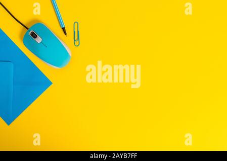 Vista frontale busta chiusa fermaglio raccoglitore matita marcatore computer filo mouse gadget colorato sfondo vuoto testo eventi importanti h Foto Stock