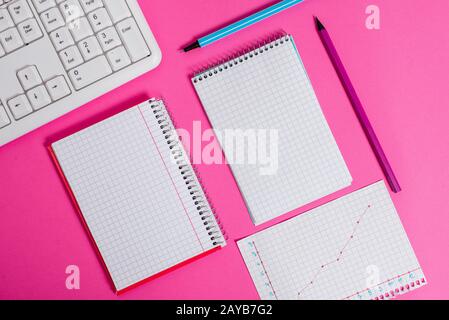 Attrezzature per la scrittura e computer più carta matematica posta su uno sfondo colorato. Stazionario, libro di matematica vicino agli attrezzi di d Foto Stock