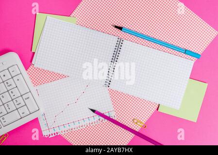 Attrezzature per la scrittura e computer più carta matematica posta su uno sfondo colorato. Stazionario, libro di matematica vicino agli attrezzi di d Foto Stock