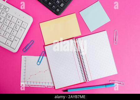 Attrezzature per la scrittura e computer più carta matematica posta su uno sfondo di legno. Stazionario, libro di matematica vicino agli strumenti di da Foto Stock