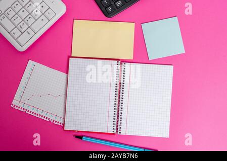 Attrezzature per la scrittura e computer più carta matematica posta su uno sfondo di legno. Stazionario, libro di matematica vicino agli strumenti di da Foto Stock