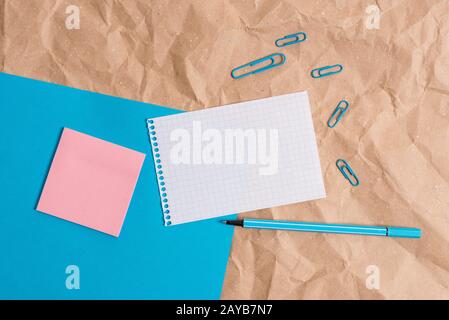 Scrivania in cartone sminuzzato con diversi tipi e formati di carta vuota. Tavolo di papercraft con alcune carte e suppl studio Foto Stock