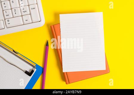 Pila di carta vuota con spazio per le copie sul tavolo. Graffette con carta vuota per messaggi di testo. Concetto di business con carte Foto Stock