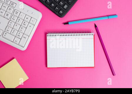 Attrezzature per la scrittura e computer più carta matematica posta su uno sfondo di legno. Stazionario, libro di matematica vicino agli strumenti di da Foto Stock