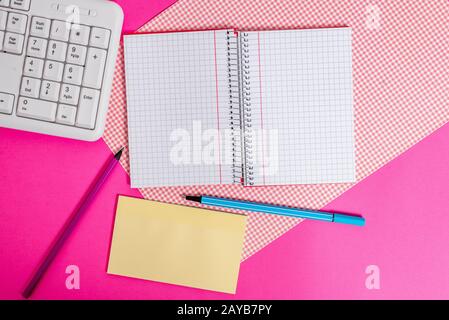 Attrezzature per la scrittura e computer più carta matematica posta su uno sfondo colorato. Stazionario, libro di matematica vicino agli attrezzi di d Foto Stock