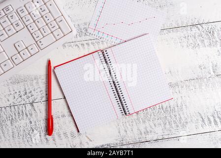 Scrivania in cartone sminuzzato con diversi tipi e formati di carta vuota. Tavolo di papercraft con alcune carte e suppl studio Foto Stock