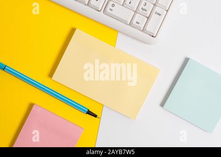 Disposizione piatta sopra la carta vuota con spazio per le copie e la tastiera del pc sopra la tabella di sfondo arancione. Concetto aziendale con spazio di copia Foto Stock