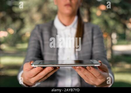 Scena all'aperto con donna in viaggio d'affari per il laptop con touch screen. Concetto di business con la donna sulla scena all'aperto. Foto Stock