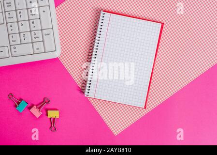 Attrezzature per la scrittura e computer più carta matematica posta su uno sfondo colorato. Stazionario, libro di matematica vicino agli attrezzi di d Foto Stock