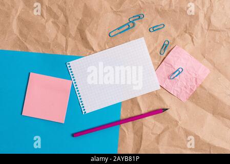 Scrivania in cartone sminuzzato con diversi tipi e formati di carta vuota. Tavolo di papercraft con alcune carte e suppl studio Foto Stock