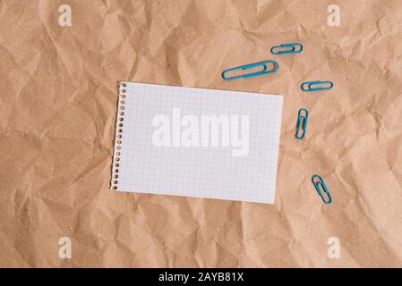 Scrivania in cartone sminuzzato con diversi tipi e formati di carta vuota. Tavolo di papercraft con alcune carte e suppl studio Foto Stock