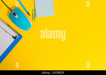 Chiudi visualizzazione clipboard vuota carta a strisce rilegatrice a matita pennarello adesivo nota computer filo mouse gadget colorato backgrou Foto Stock