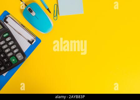 Chiudi visualizzazione clipboard bianco a righe foglio di carta rilegatrice matita pennarello adesivo nota computer filo mouse gadget calcolatrice colore Foto Stock