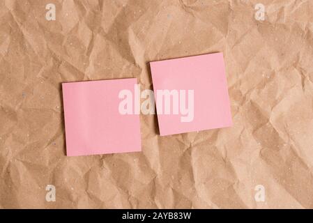 Scrivania in cartone sminuzzato con diversi tipi e formati di carta vuota. Tavolo di papercraft con alcune carte e suppl studio Foto Stock