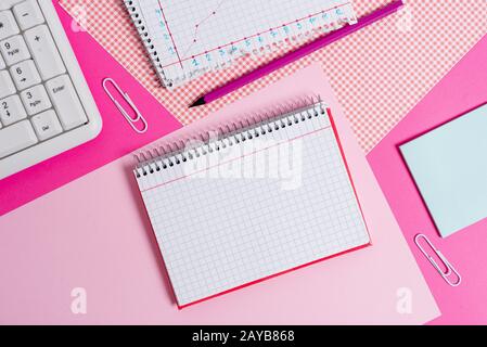Attrezzature per la scrittura e computer più carta matematica posta su uno sfondo colorato. Stazionario, libro spesso vicino attrezzi di Foto Stock