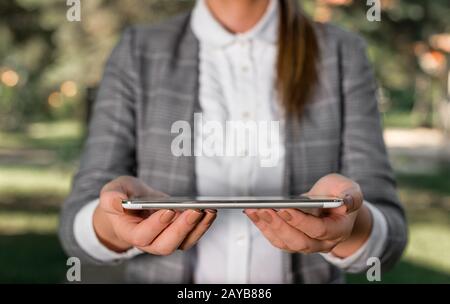 Scena all'aperto con donna in viaggio d'affari per il laptop con touch screen. Concetto di business con la donna sulla scena all'aperto. Foto Stock