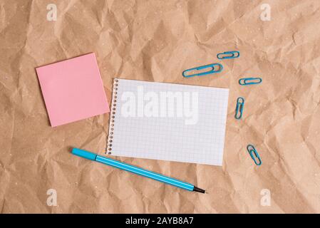 Scrivania in cartone sminuzzato con diversi tipi e formati di carta vuota. Tavolo di papercraft con alcune carte e suppl studio Foto Stock