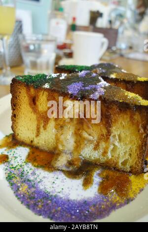 Toast alla francese con spruzzi di color mardi gras presso un ristorante di New Orleans Foto Stock
