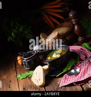 Rustikal Sorrel minestra di patate e crema di latte Foto Stock