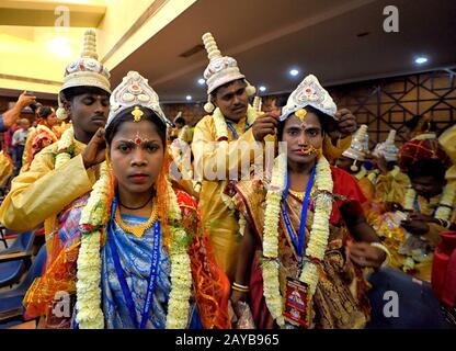 Calcutta, India. 14th Feb, 2020. Una coppia si prepara alla cerimonia del matrimonio di massa Rituals.An ONG chiamata ''Aloy Phera'' ha organizzato una cerimonia di matrimonio di massa di 170 coppie di diverse religioni in kolkata il giorno di San Valentino per diffondere il messaggio di amore e armonia sociale. In questo evento hanno preso parte coppie di varie comunità arretrate prive di un sostegno finanziario di base nella loro famiglia. Credit: Avishek Das/Sopa Images/Zuma Wire/Alamy Live News Foto Stock