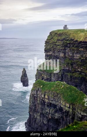 Scogliere di Moher in Wild Atlantic modo con le rovine della torre sul bordo della scogliera Foto Stock