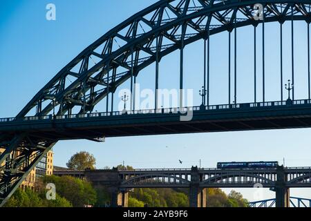 Vista delle sezioni di Tyne Bridge e High Level Bridge in lontananza a Newcastle upon tyne, Inghilterra Foto Stock
