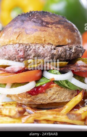 Close-up di un hamburger con patatine fritte Foto Stock