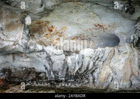 Dipinti preistorici in una grotta, Phang Nga Bay, Thailandia Foto Stock