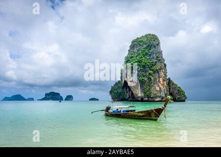 Barca a coda lunga sulla spiaggia di Phra Nang, Krabi, Thailandia Foto Stock