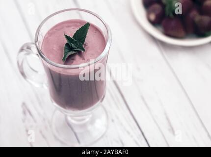 Smoothie con mature di fragole dolci e yogurt Foto Stock