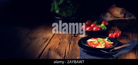 ravioli alla genovese con salsa di pomodoro al basilico Foto Stock