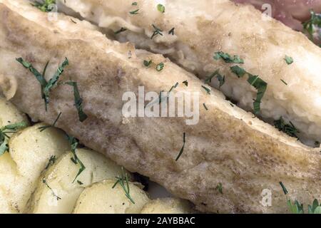 Pesce fritto con patate, verdure e verdure primo piano. Foto Stock