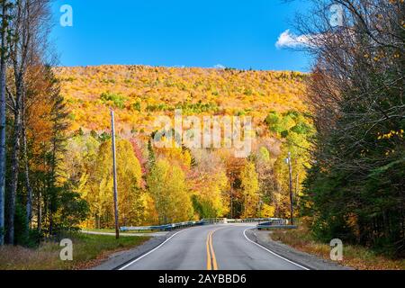 Autostrada a giornata autunnale, Maine, Stati Uniti d'America. Foto Stock