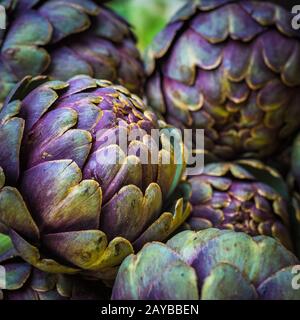 Carciofi freschi al mercato degli agricoltori Foto Stock